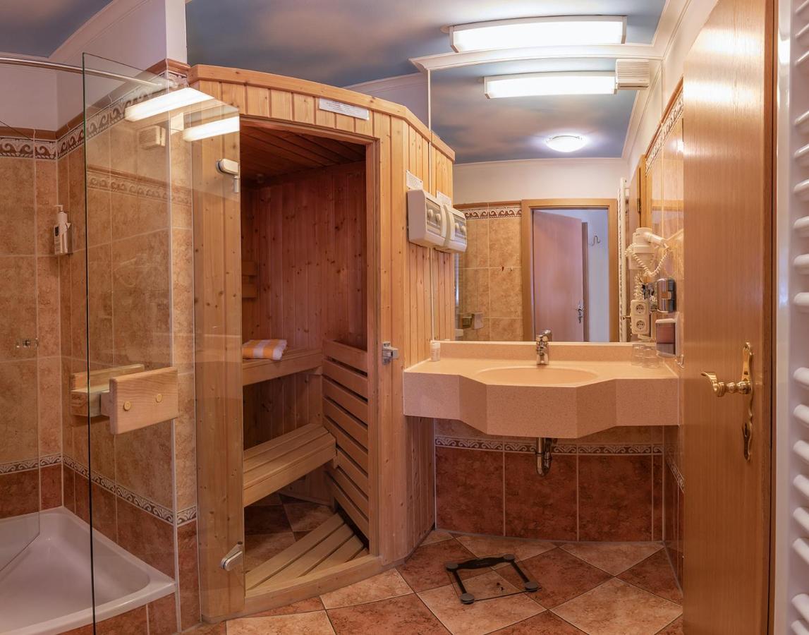 Koenig Ludwig Design Hotel Neu Zimmer Mit Sauna Oder Whirlpool Oder Mehr Альтёттинг Экстерьер фото