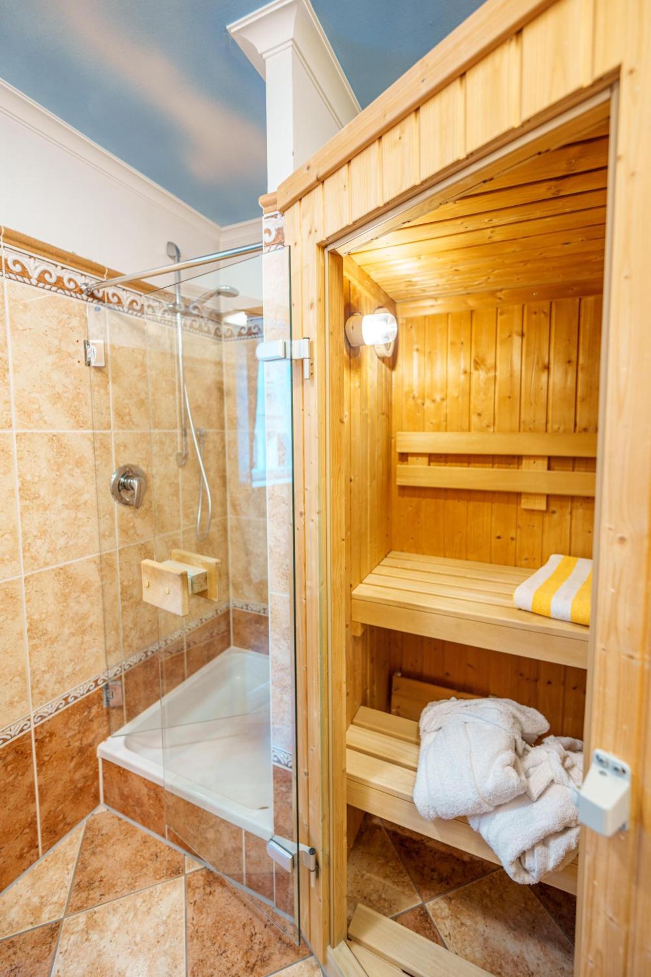 Koenig Ludwig Design Hotel Neu Zimmer Mit Sauna Oder Whirlpool Oder Mehr Альтёттинг Экстерьер фото