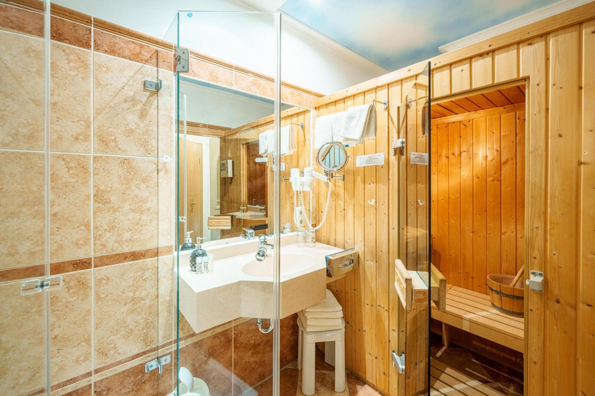 Koenig Ludwig Design Hotel Neu Zimmer Mit Sauna Oder Whirlpool Oder Mehr Альтёттинг Экстерьер фото