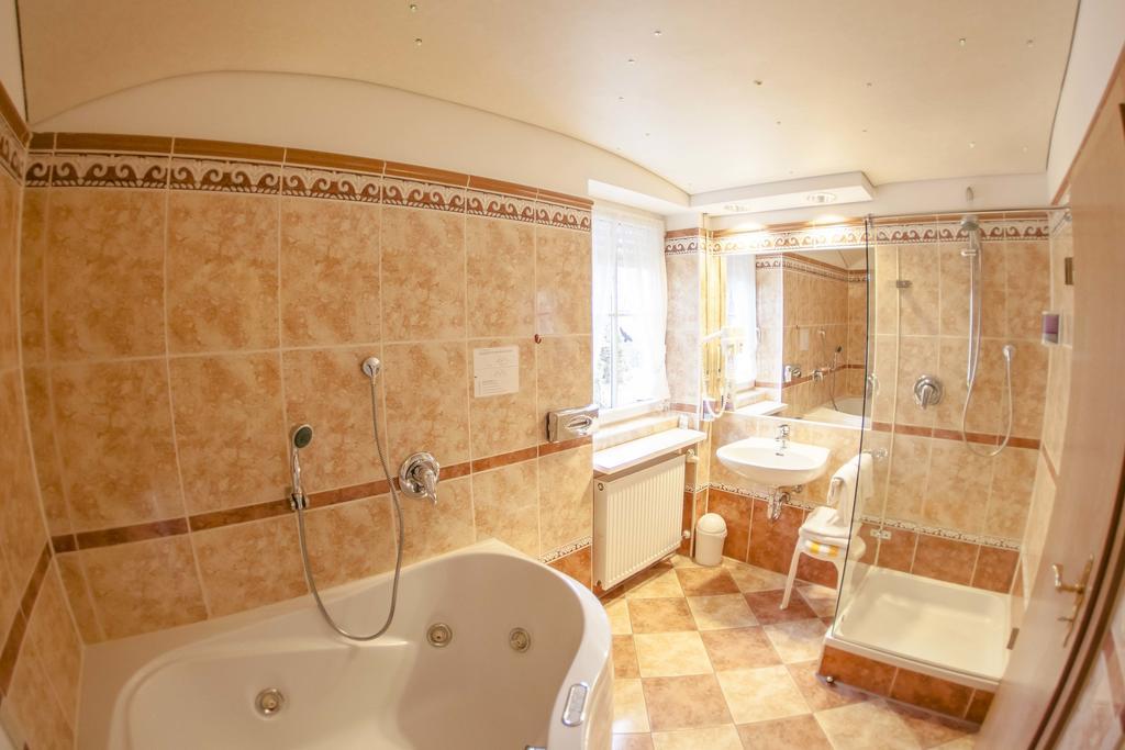 Koenig Ludwig Design Hotel Neu Zimmer Mit Sauna Oder Whirlpool Oder Mehr Альтёттинг Экстерьер фото