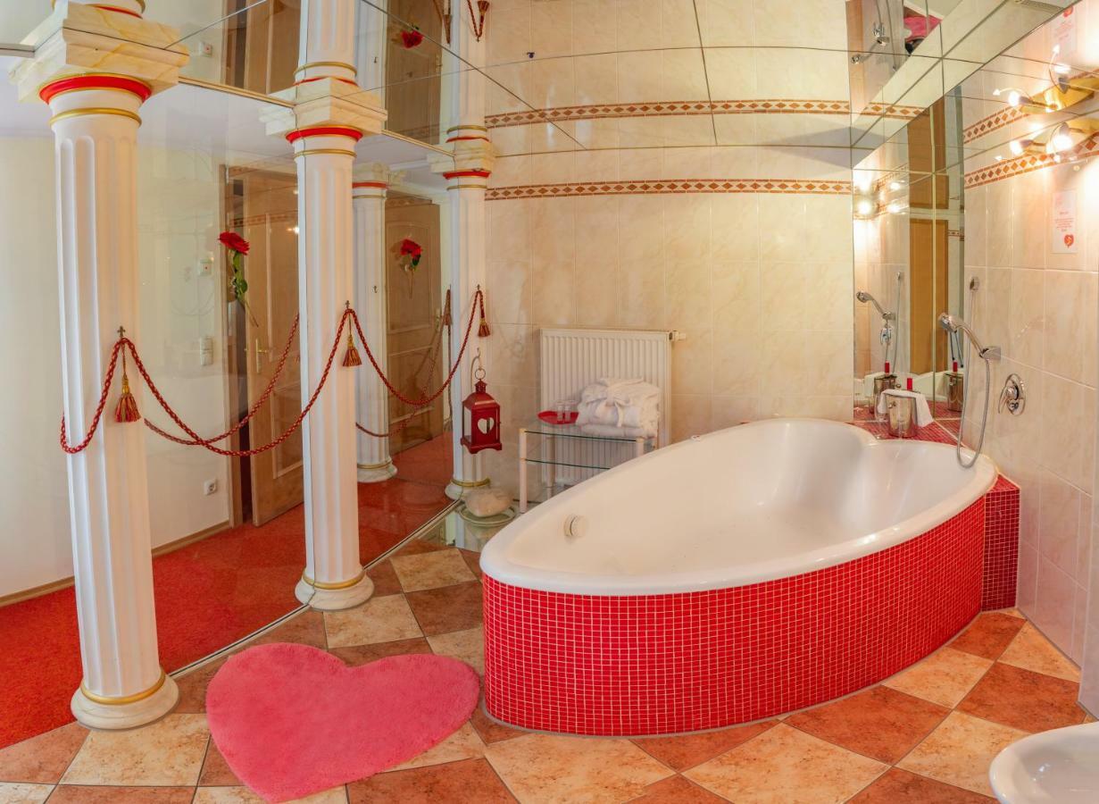 Koenig Ludwig Design Hotel Neu Zimmer Mit Sauna Oder Whirlpool Oder Mehr Альтёттинг Экстерьер фото